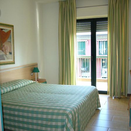 ديسينسانو ديل غاردا Residence Spiaggia D'Oro المظهر الخارجي الصورة