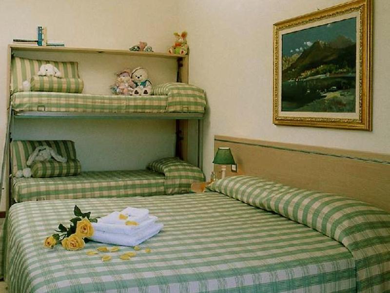 ديسينسانو ديل غاردا Residence Spiaggia D'Oro الغرفة الصورة