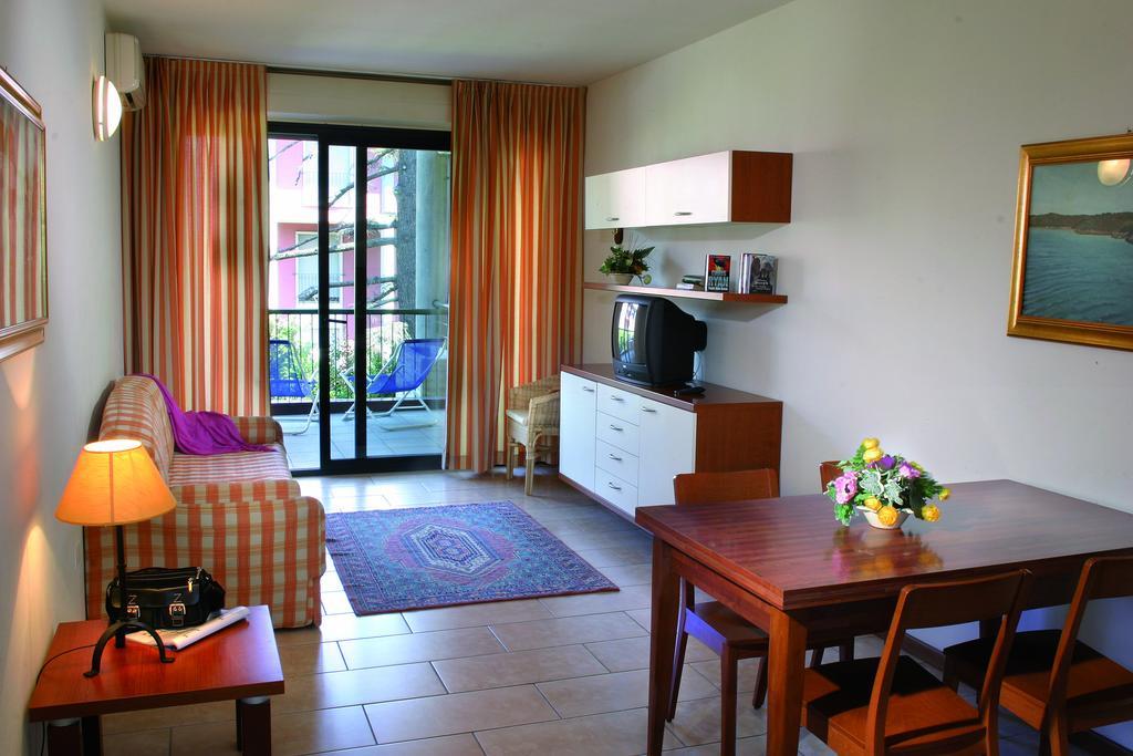 ديسينسانو ديل غاردا Residence Spiaggia D'Oro المظهر الخارجي الصورة