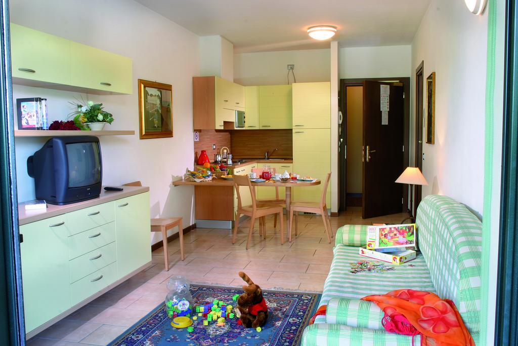 ديسينسانو ديل غاردا Residence Spiaggia D'Oro المظهر الخارجي الصورة